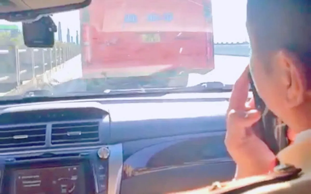 Hình ảnh xe khách không nhường đường cho đoàn xe ưu tiên đi làm nhiệm vụ.