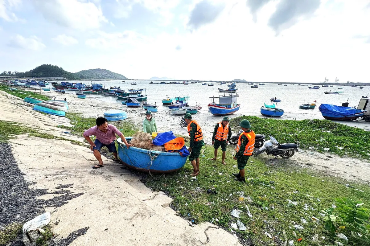 Bộ đội Biên phòng Khánh Hòa kích hoạt toàn bộ phương án, chủ động ứng phó bão số 15 - Ảnh 2.