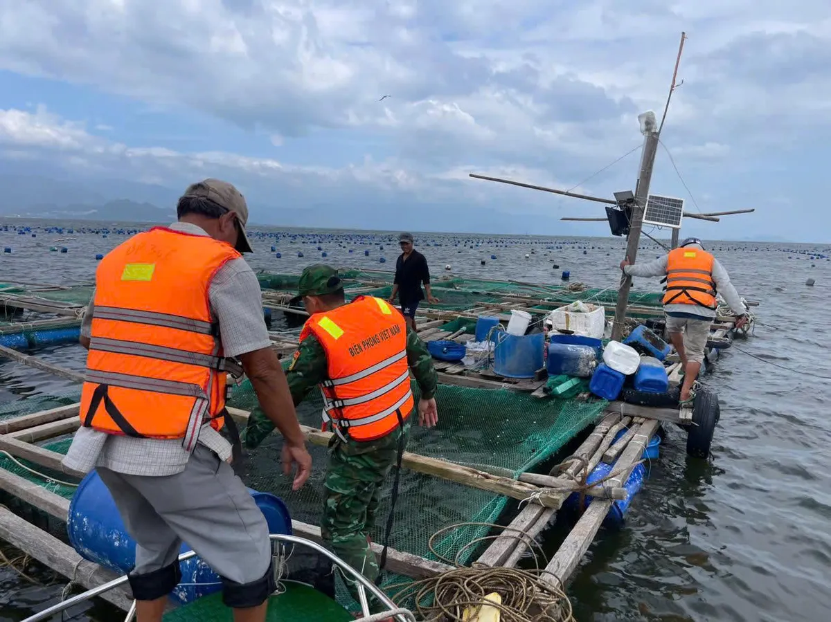Bộ đội Biên phòng Khánh Hòa kích hoạt toàn bộ phương án, chủ động ứng phó bão số 15 - Ảnh 4.