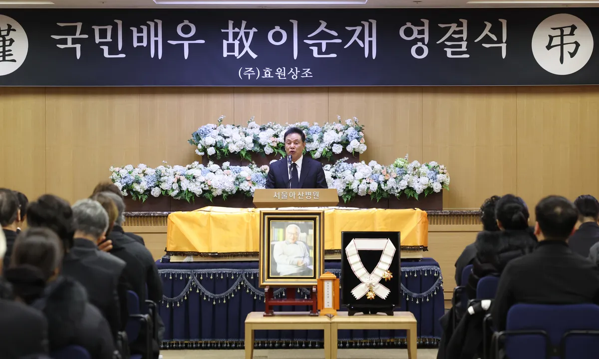 Gia đình, đồng nghiệp tiễn biệt "ông nội quốc dân" Lee Soon Jae - Ảnh 1.