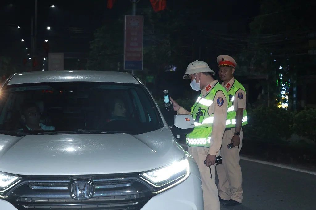 Nghệ An: Hơn 1.700 tài xế vi phạm nồng độ cồn trong đợt cao điểm xử lý - Ảnh 1.