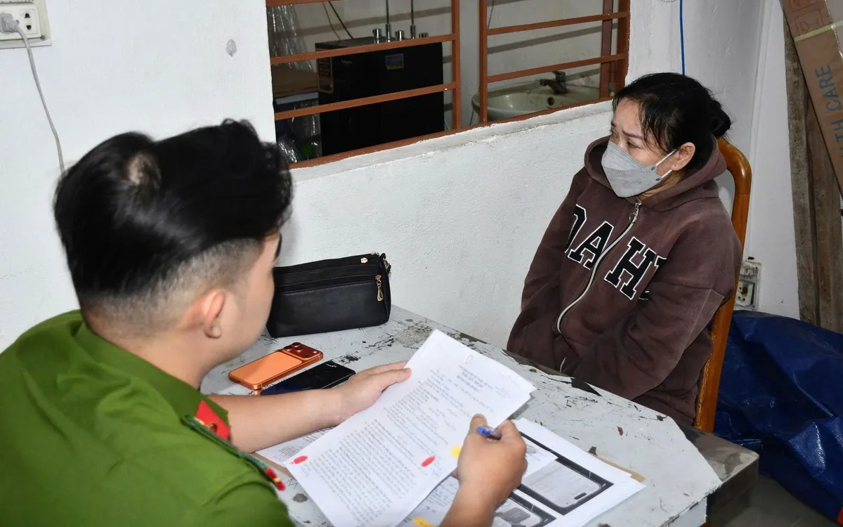 Đối tượng Dương Thị Bông tại cơ quan công an. (Ảnh: Công an TP Đà Nẵng)