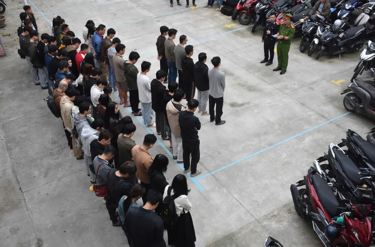 Triệt phá cơ sở núp bóng công ty công nghệ vận hành website đánh bạc trực tuyến  - Ảnh 2.