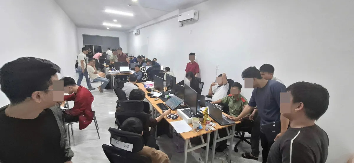 Triệt phá cơ sở núp bóng công ty công nghệ vận hành website đánh bạc trực tuyến  - Ảnh 1.