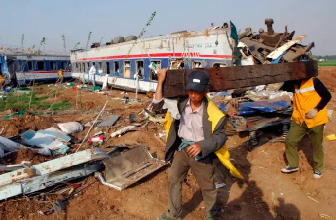 Tai nạn đường sắt nghiêm trọng tại Trung Quốc, 11 người tử vong - Ảnh 1.