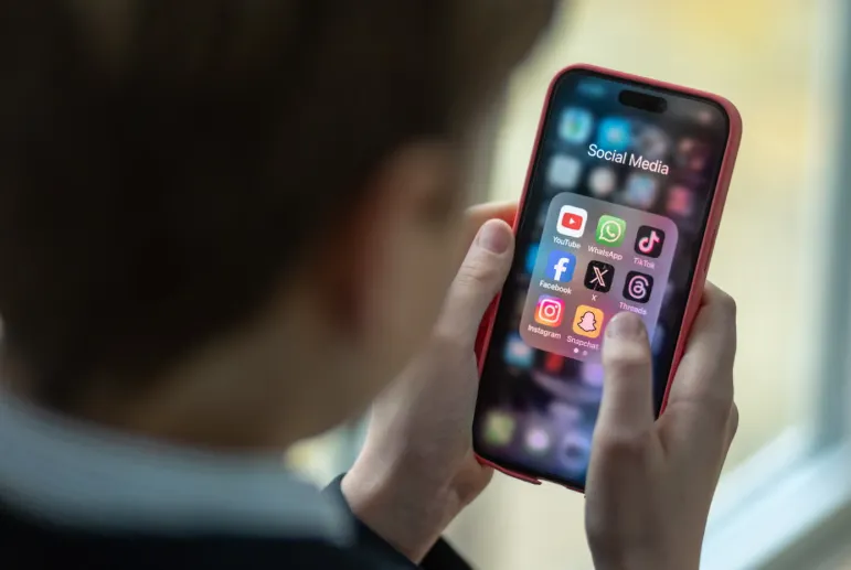 Tranh cãi về lệnh cấm trẻ em dùng mạng xã hội - Ảnh 1.
