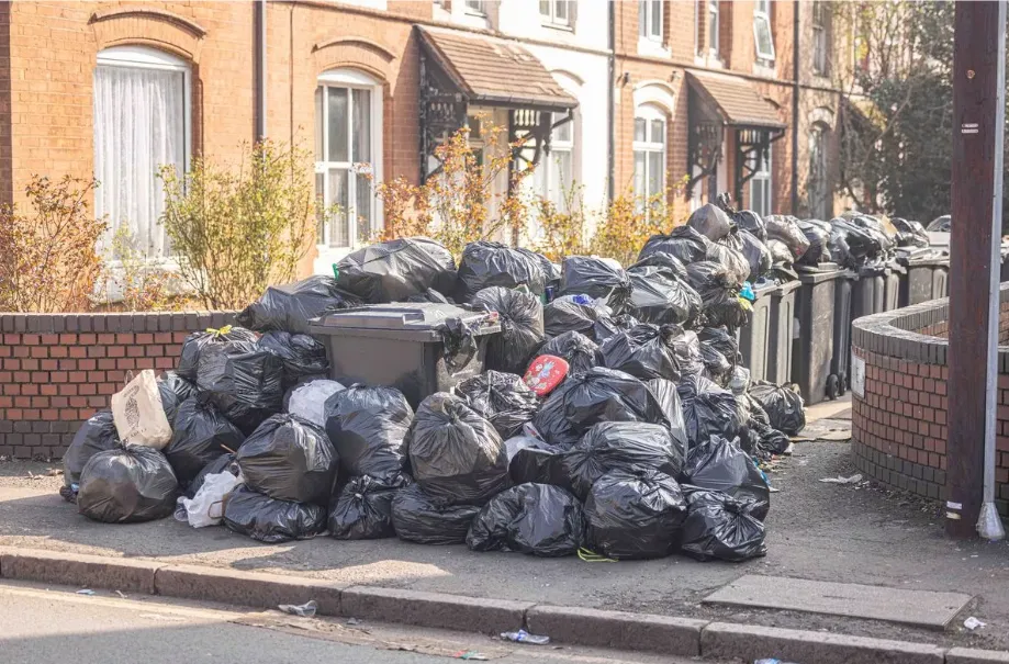 Nhân viên vệ sinh đình công, thành phố Birmingham (Anh) ngập trong rác  - Ảnh 1.