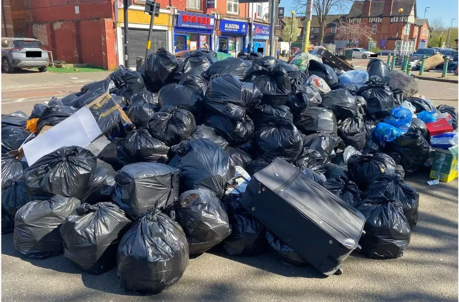 Nhân viên vệ sinh đình công, thành phố Birmingham (Anh) ngập trong rác  - Ảnh 2.