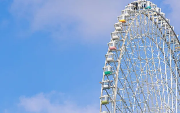 Vòng đu quay Osaka tại thành phố Suita đã dừng khẩn cấp vào khoảng 17h47 trong một cơn giông bão, khiến hành khách bị mắc kẹt trên 9 toa (Ảnh: Getty Images)