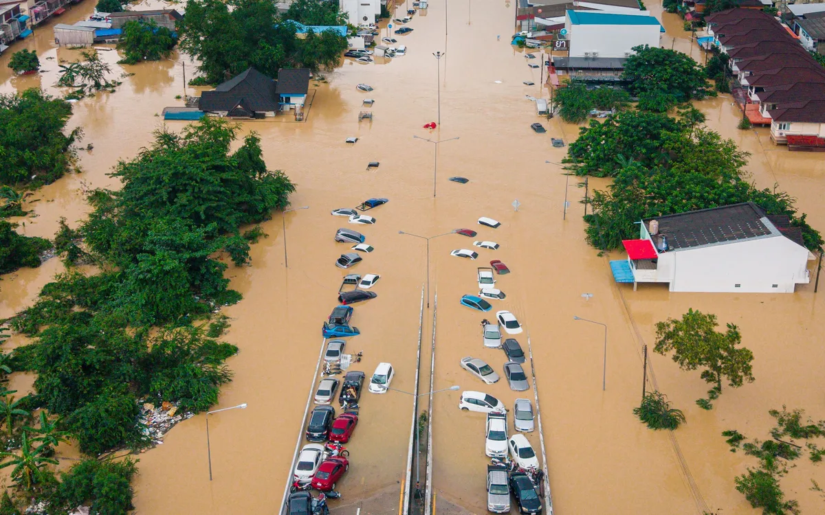 Ô tô và nhà cửa bị ngập trong nước lũ ở tỉnh Songkhla, miền Nam Thái Lan, ngày 26/11/2025 (Ảnh: AP)