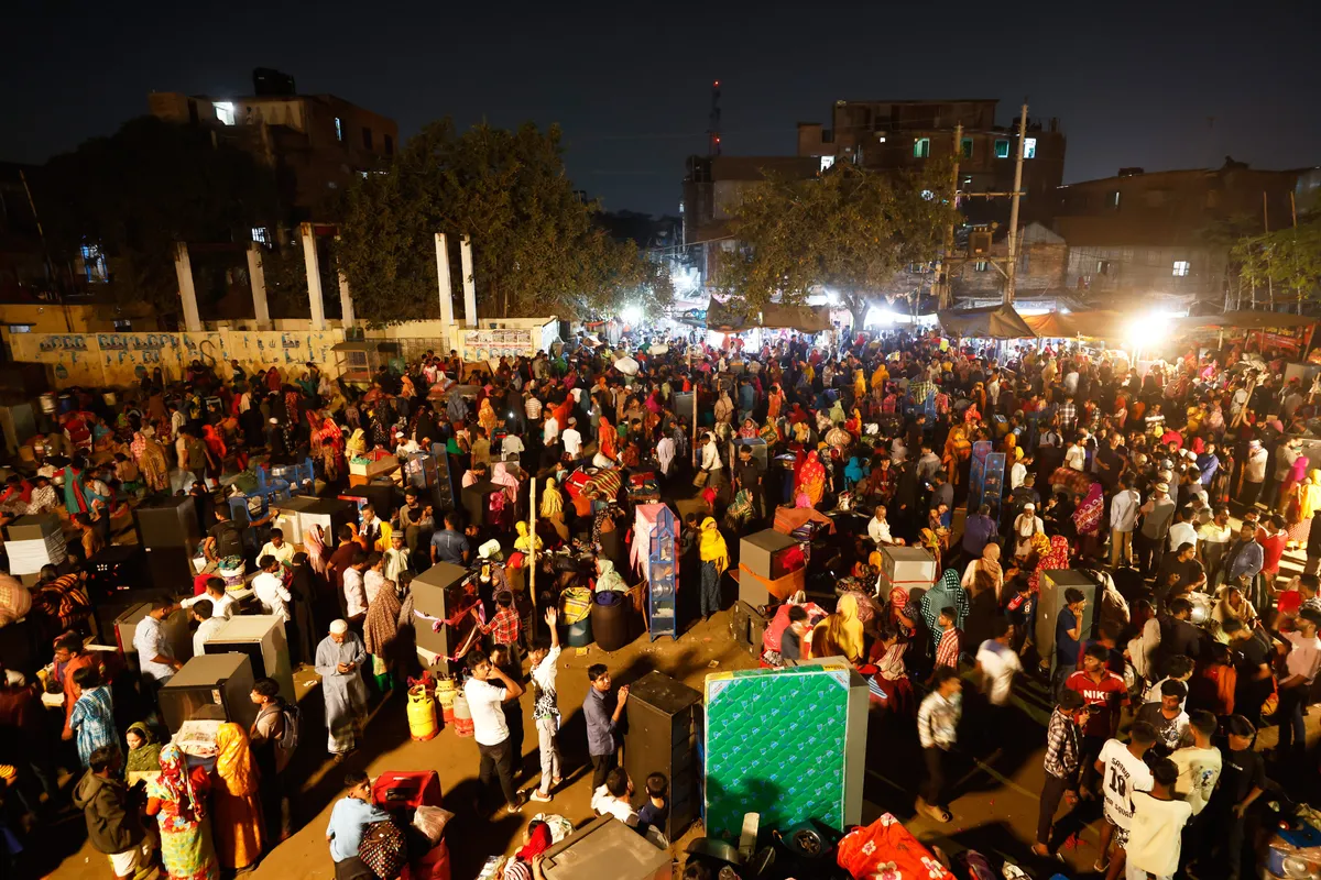 Hỏa hoạn tại khu ổ chuột Bangladesh, hàng nghìn người mất nhà cửa  - Ảnh 2.