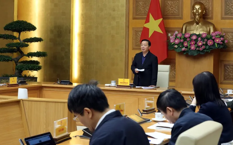 Phó Thủ tướng Trần Hồng Hà - Phó Trưởng ban Thường trực Ban Chỉ đạo Phòng thủ dân sự quốc gia chủ trì cuộc họp với các bộ ngành, địa phương về ứng phó cơn bão số 15