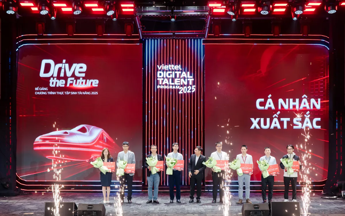 Vinh danh những cá nhân xuất sắc. 