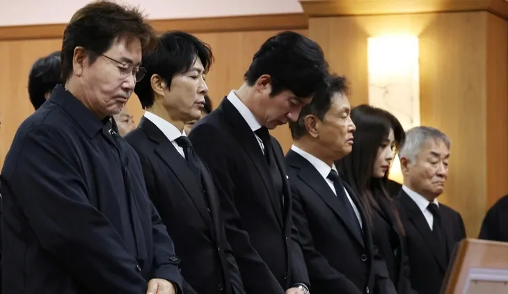 Gia đình, đồng nghiệp tiễn biệt "ông nội quốc dân" Lee Soon Jae - Ảnh 3.