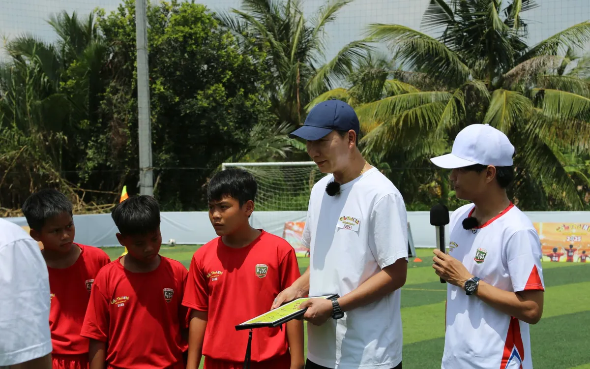 HLV Kim Sang Sik (mũ xanh) là khách mời đặc biệt của Cầu thủ nhí 2025