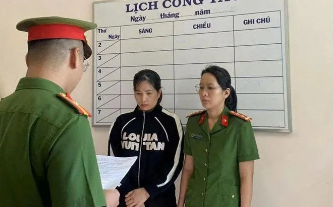 Cơ quan điều tra tống đạt quyết định khởi tố bị can Nguyễn Thị Hào. 