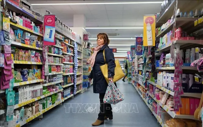 Anh tăng lương tối thiểu thêm 4,1%