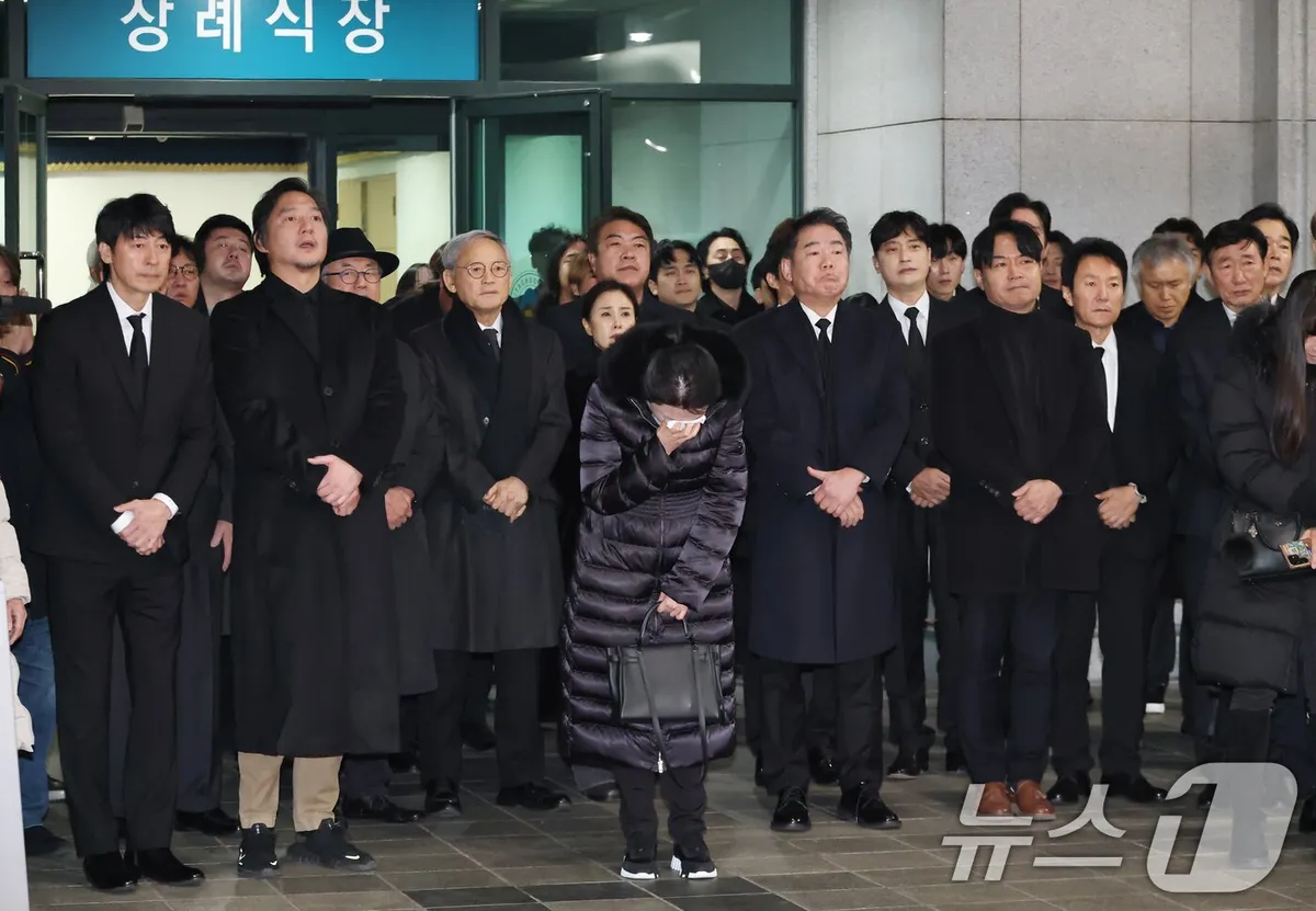 Gia đình, đồng nghiệp tiễn biệt "ông nội quốc dân" Lee Soon Jae - Ảnh 6.