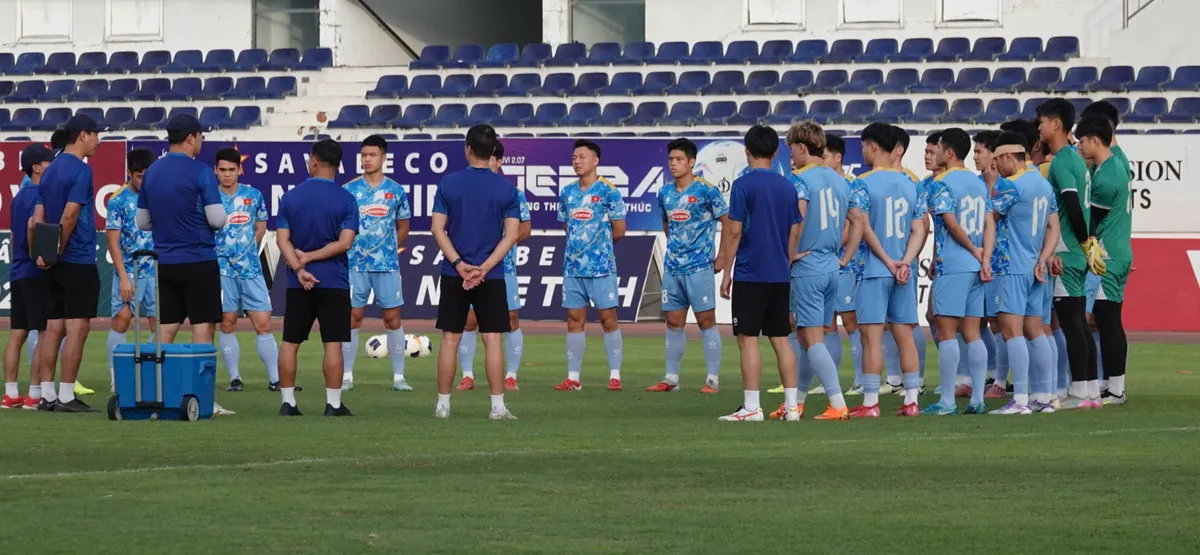 HLV Kim Sang-sik mang sa bàn ra sân dạy chiến thuật, U22 Việt Nam tập nhẹ- Ảnh 1.