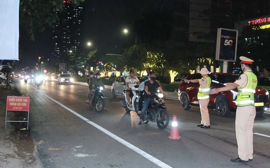 Cán bộ tổ CSGT địa bàn Vinh thuộc Đội CSGT số 4, Phòng CSGT Công an tỉnh Nghệ An thực hiện nhiệm vụ kiểm tra, xử lý vi phạm nồng độ cồn tại các tuyến đường thuộc các phường trung tâm. Ảnh Vương Linh.