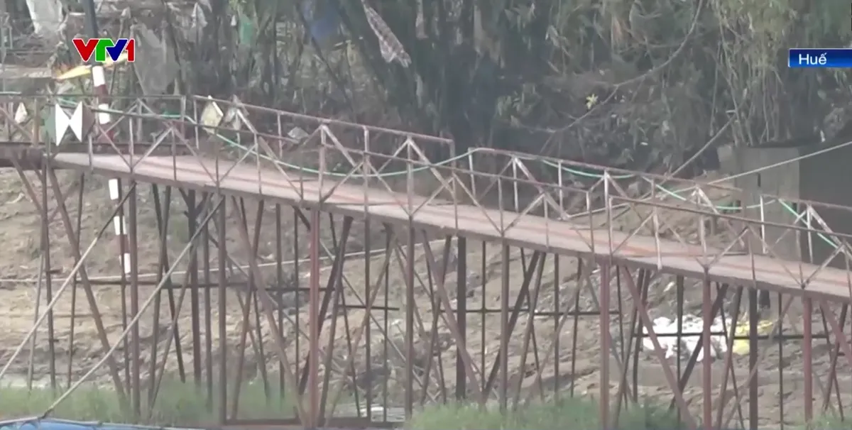 Đi lại kh&oacute; khăn v&igrave; cầu bị lũ cuốn - Ảnh 3.