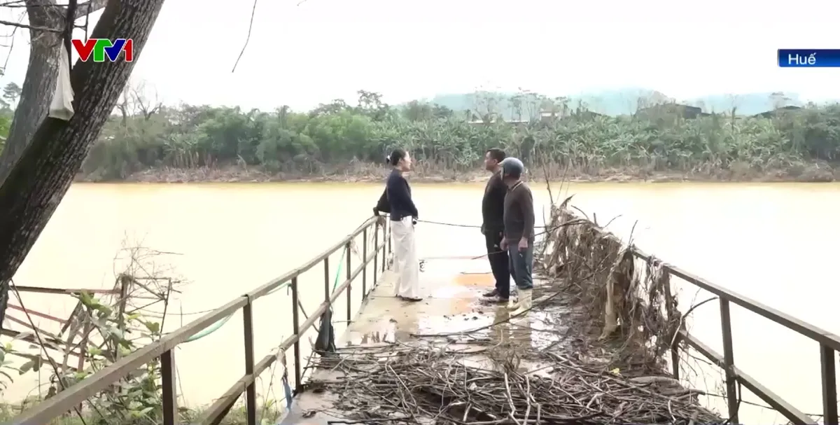 Đi lại kh&oacute; khăn v&igrave; cầu bị lũ cuốn - Ảnh 1.