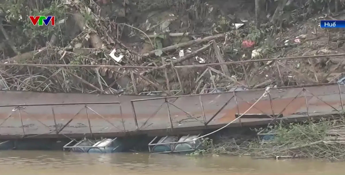 Đi lại kh&oacute; khăn v&igrave; cầu bị lũ cuốn - Ảnh 2.