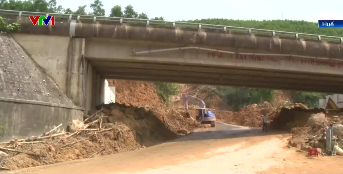 Đi lại kh&oacute; khăn v&igrave; cầu bị lũ cuốn - Ảnh 4.