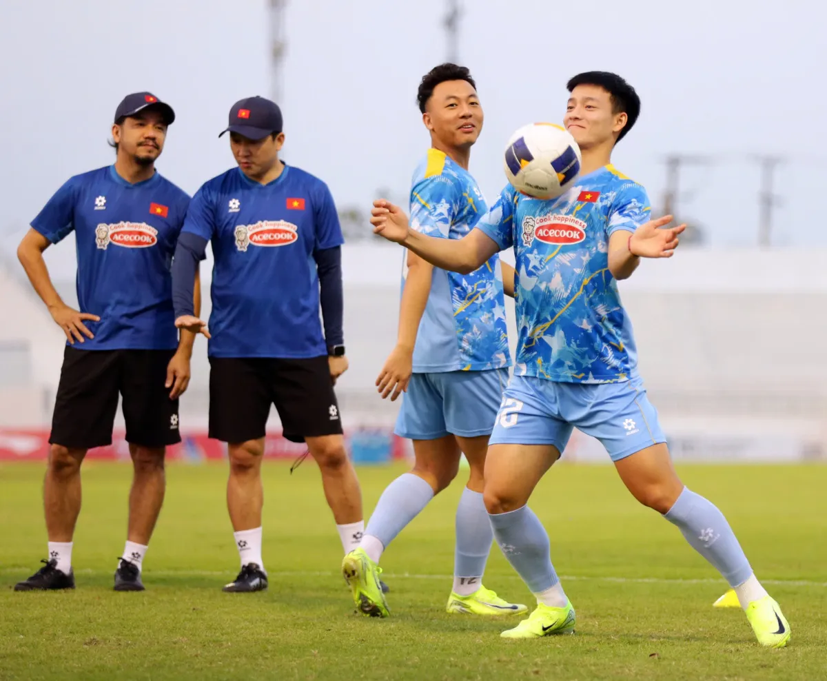 Các cầu thủ U22 Việt Nam tích cực rèn luyện để cạnh tranh suất dự SEA Games 33
- Ảnh 2.