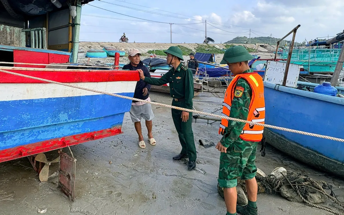 Khẩn trương ứng phó trước bão số 15.