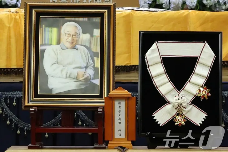 Gia đình, đồng nghiệp tiễn biệt "ông nội quốc dân" Lee Soon Jae - Ảnh 5.