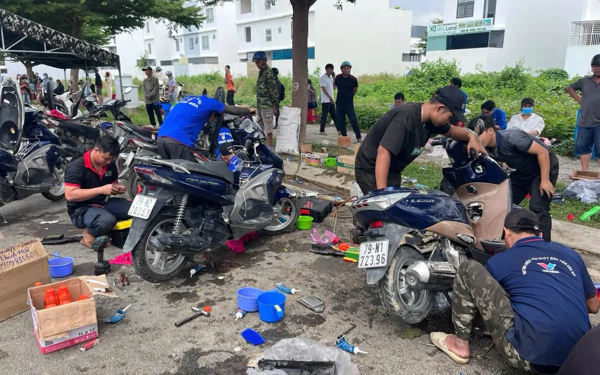 Sửa xe miễn phí cho bà con vùng lũ.