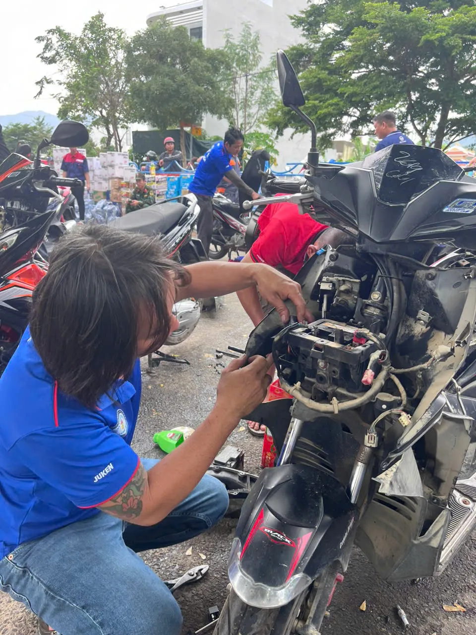 Khánh Hòa: Sửa xe miễn phí cho bà con vùng lũ - Ảnh 3.