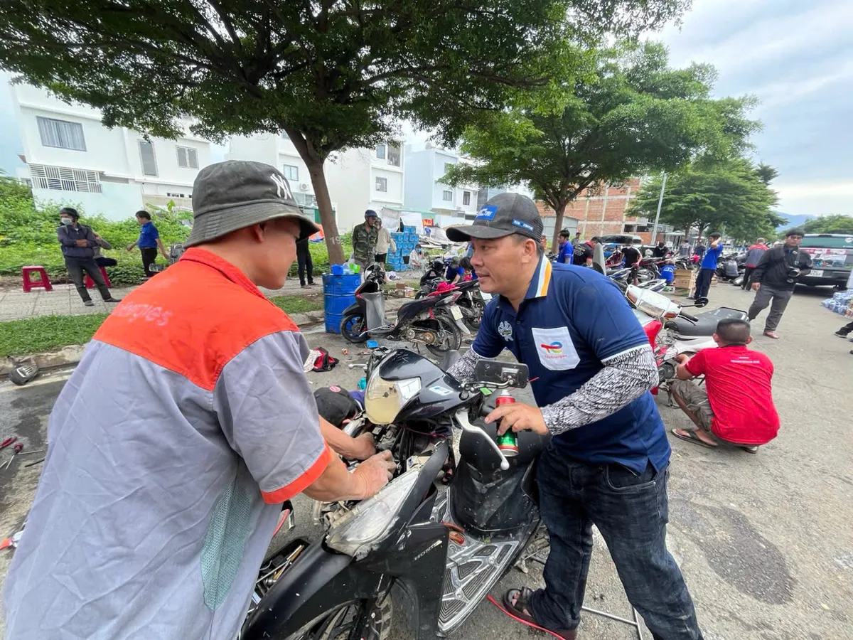 Khánh Hòa: Sửa xe miễn phí cho bà con vùng lũ - Ảnh 2.