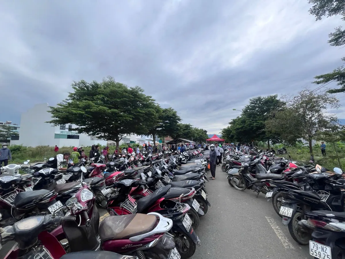 Khánh Hòa: Sửa xe miễn phí cho bà con vùng lũ - Ảnh 1.