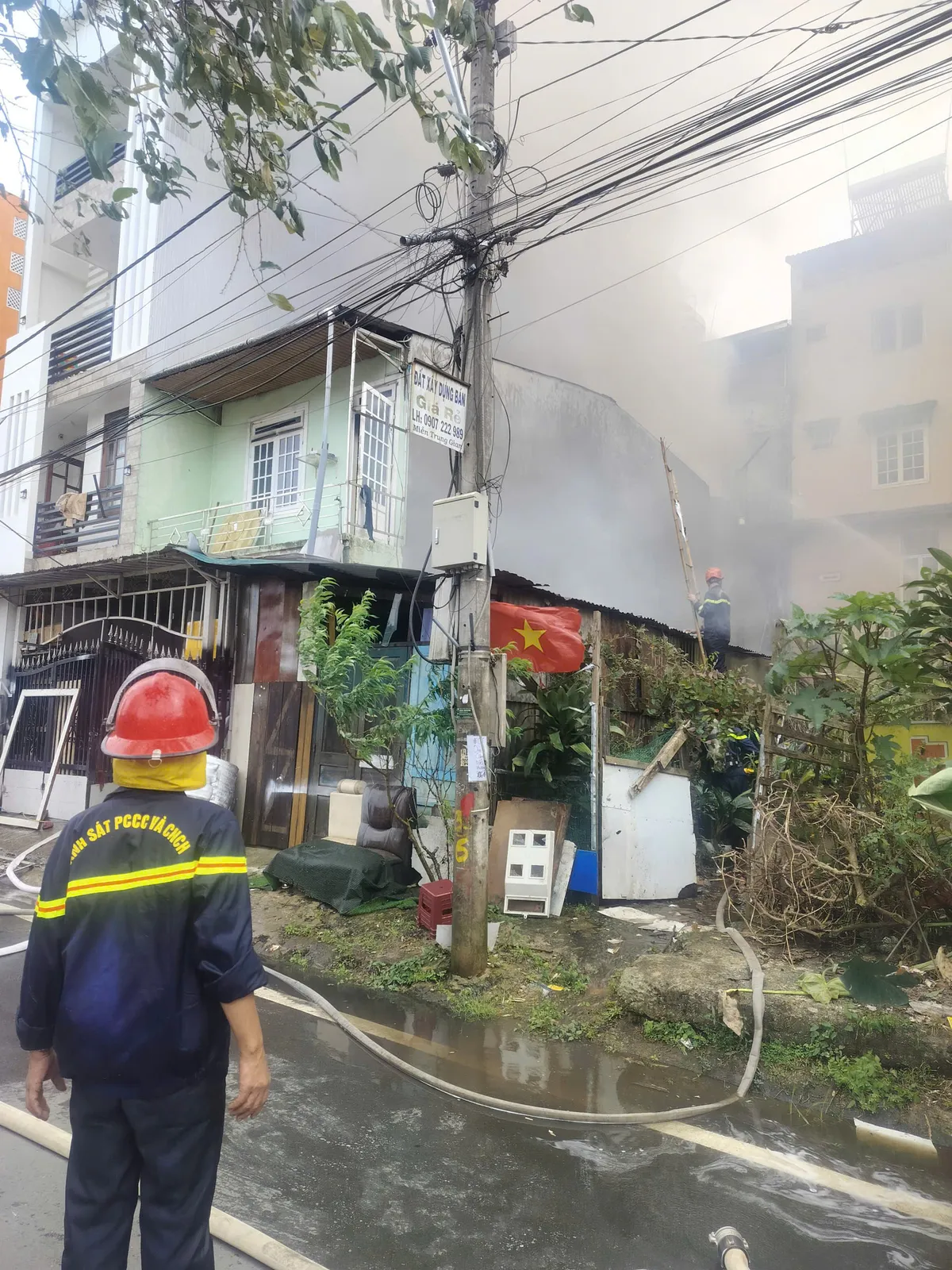 Kịp thời khống chế vụ cháy nhà dân giữa trung tâm Đà Lạt - Ảnh 1.