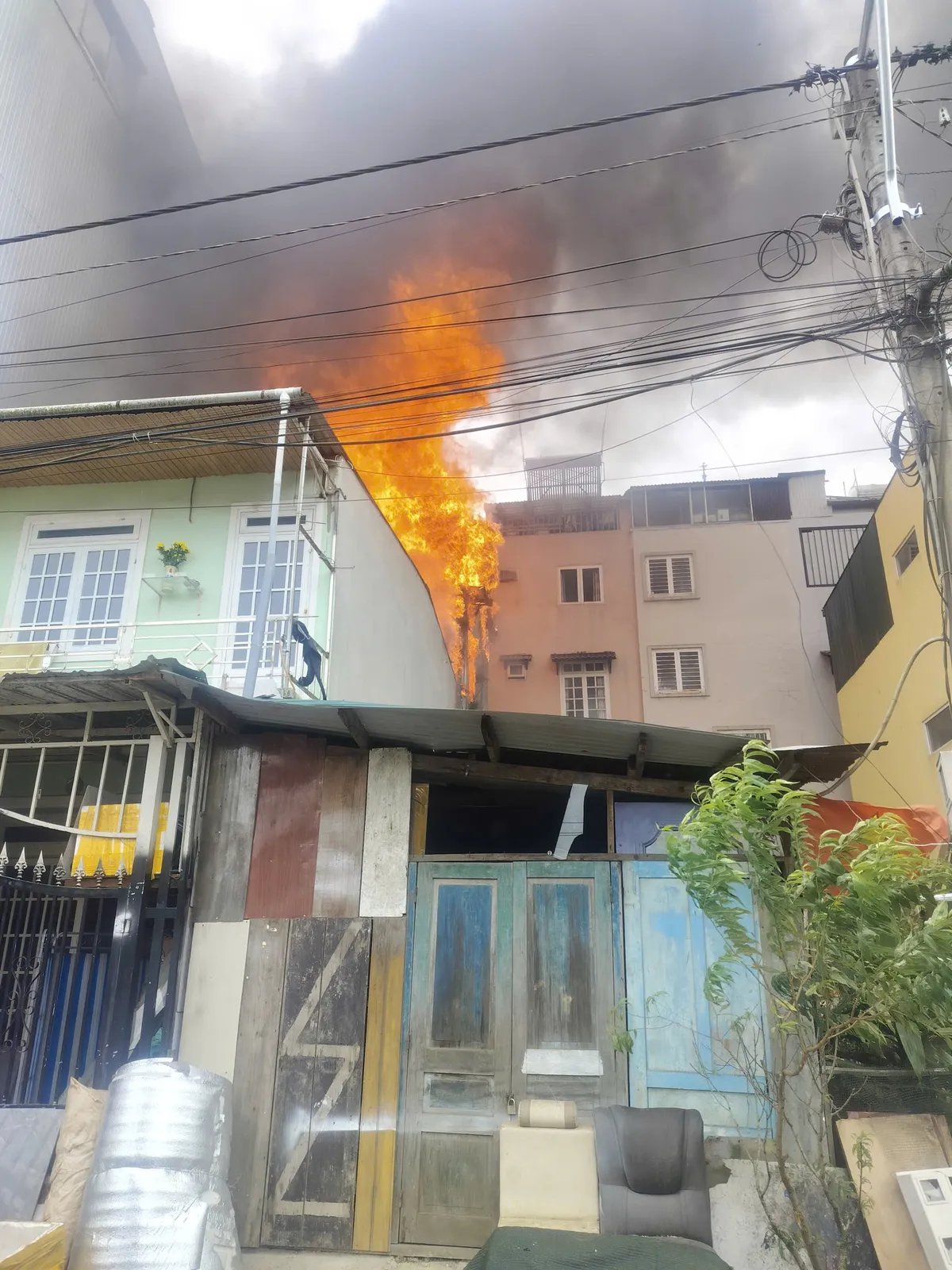 Kịp thời khống chế vụ cháy nhà dân giữa trung tâm Đà Lạt - Ảnh 2.