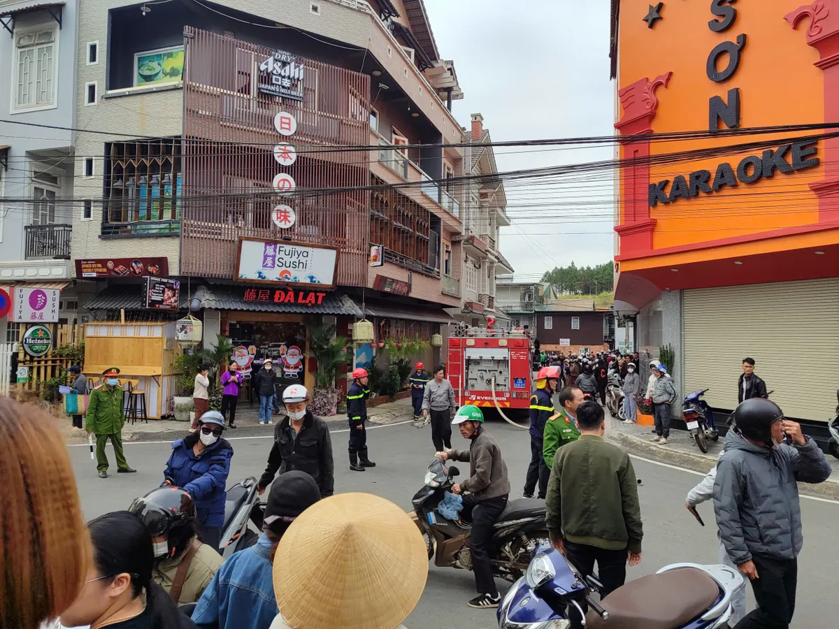 Kịp thời khống chế vụ cháy nhà dân giữa trung tâm Đà Lạt - Ảnh 3.