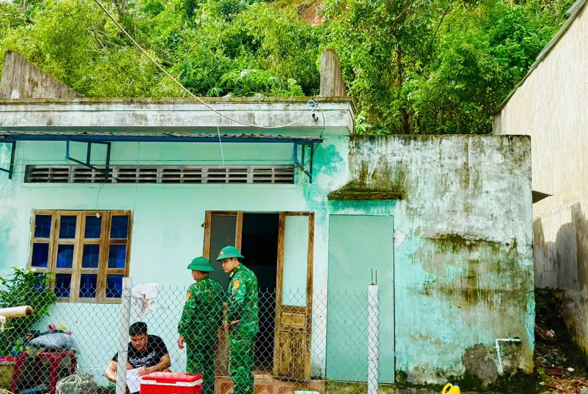 Đắk Lắk: Ngư dân khẩn trương đưa tàu thuyền vào nơi neo đậu an toàn,chấp hành nghiêm lệnh cấm biển  - Ảnh 1.