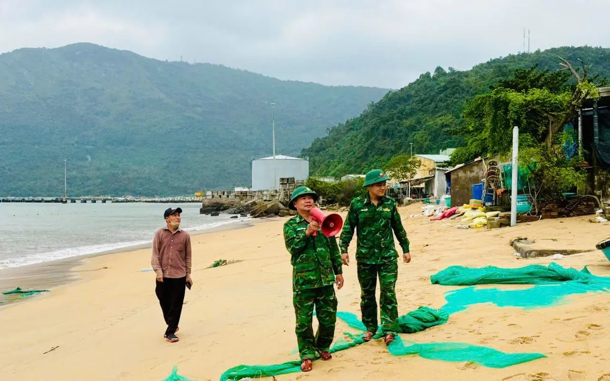 Đồn Biên phòng Vũng Rô triển khai lực lượng xuống từng khu dân cư, tuyên truyền và hỗ trợ người dân chủ động phòng tránh bão số 15.