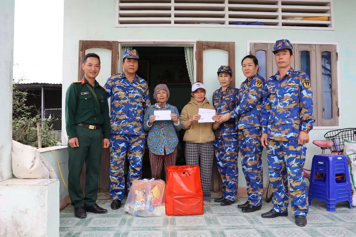 Vùng 4 Hải quân tiếp sức gia đình quân nhân sau thiên tai - Ảnh 1.