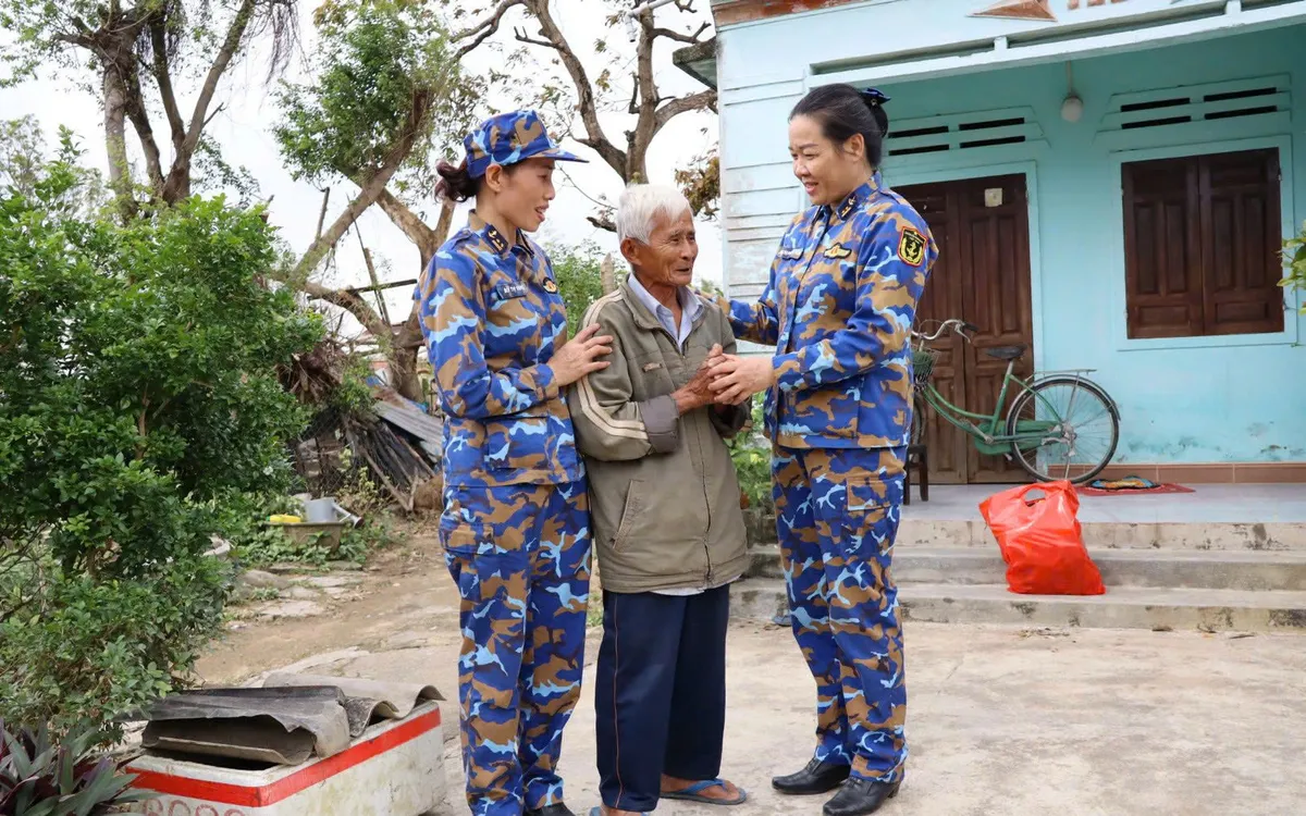 Vùng 4 Hải quân đến Gia Lai thăm hỏi, hỗ trợ gia đình quân nhân bị thiệt hại do lũ.