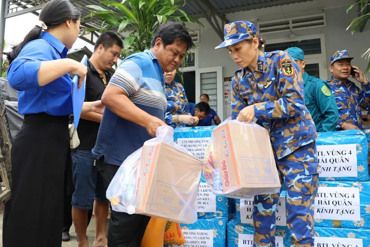 Vùng 4 Hải quân tiếp sức gia đình quân nhân sau thiên tai - Ảnh 2.