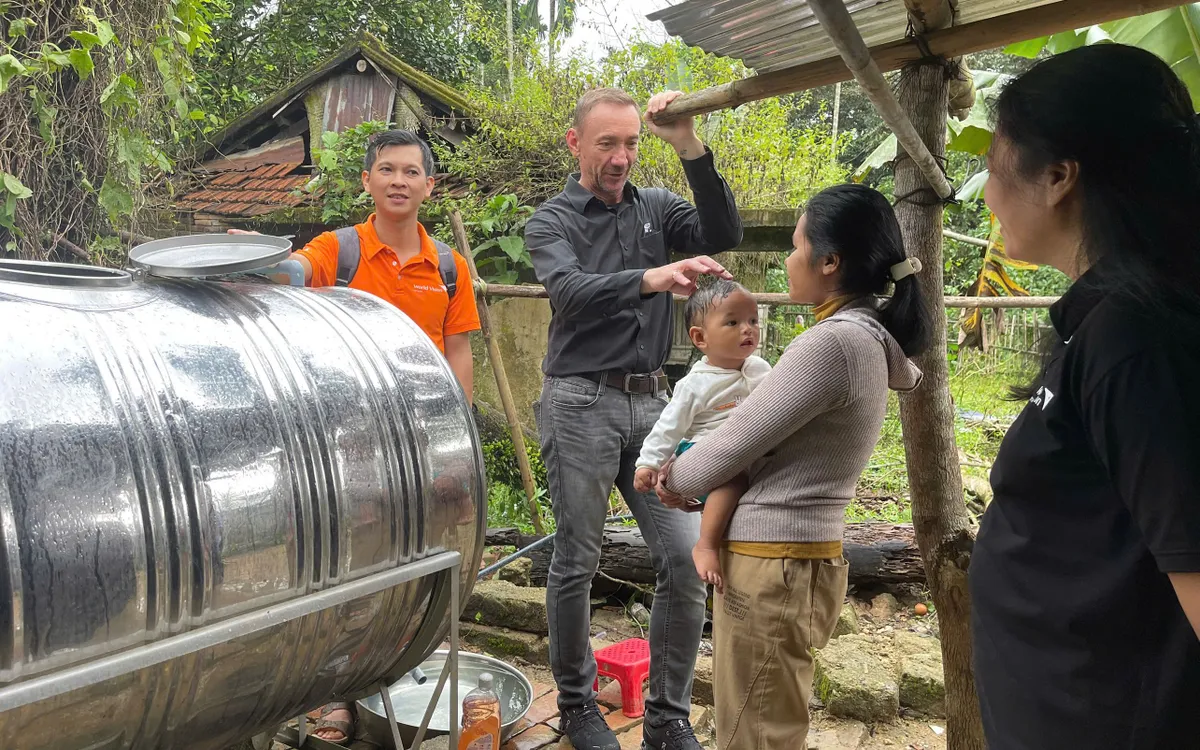 Mang nước sạch cho trẻ em tại Quảng Ngãi - Ảnh 1.