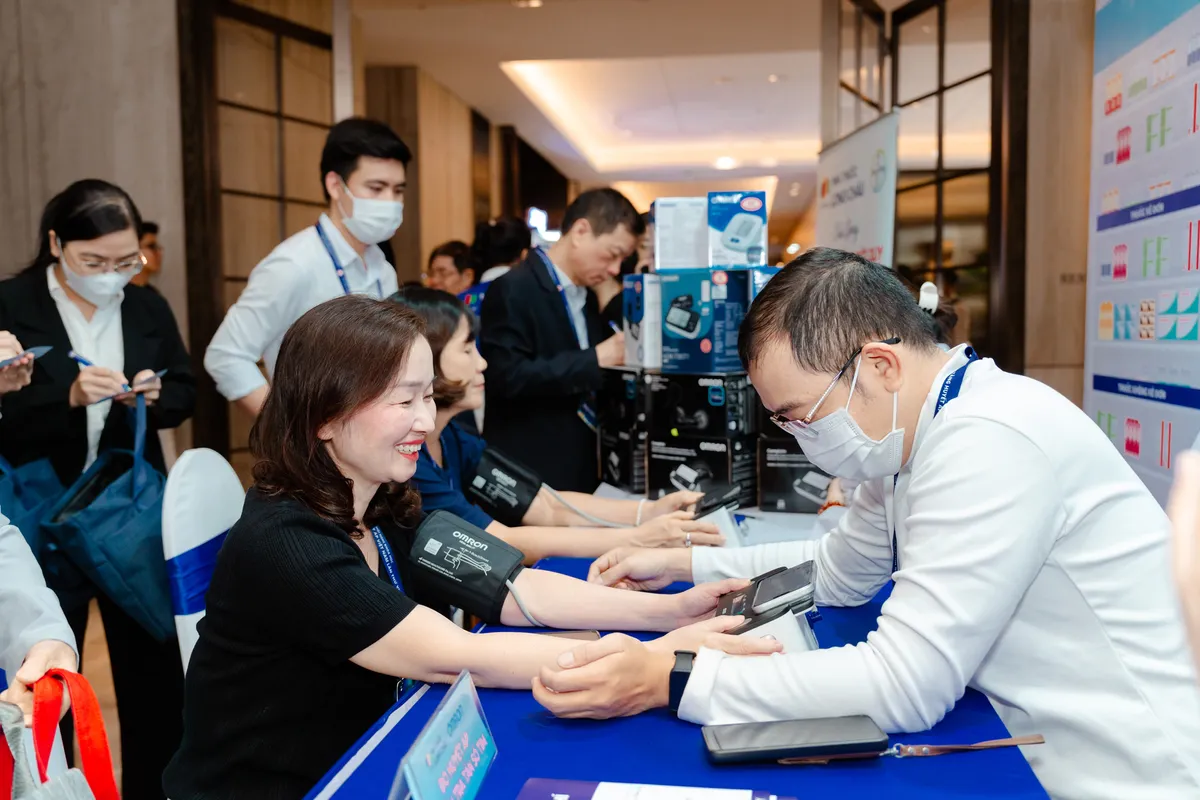 Vì sức khỏe triệu người Việt, Long Châu và OMRON giới thiệu công nghệ tầm soát huyết áp tiên tiến hàng đầu Nhật Bản - Ảnh 2.
