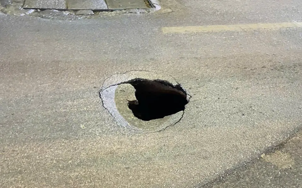 Hố sụt tại đường Khương Đình. (ảnh: Nguyễn Trung)