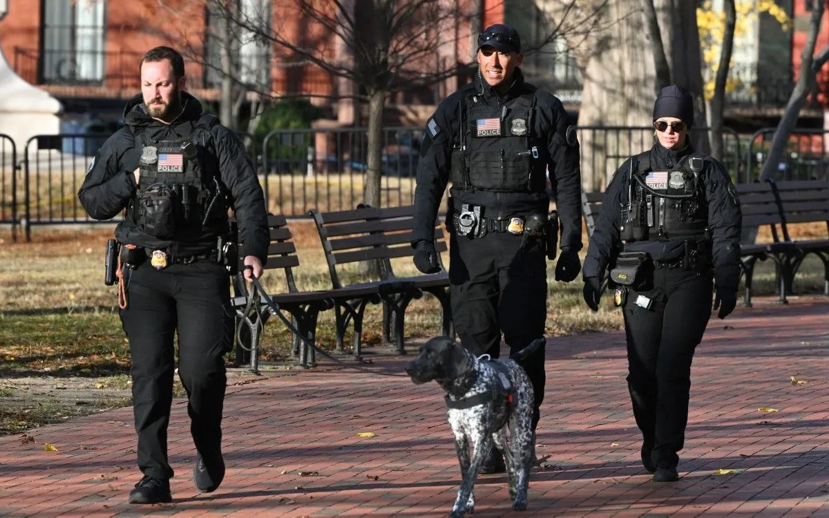 Các sĩ quan Sở Mật vụ tuần tra tại Quảng trường Lafayette đối diện Nhà Trắng, tại Washington D.C. sau vụ nổ súng, ngày 27/11/2025 (Ảnh: AFP)