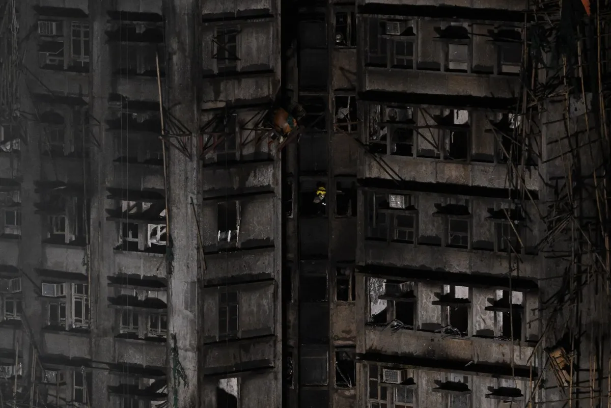 Loạt chung cư tại Hong Kong (Trung Quốc) trơ khung sau vụ cháy, xác nhận 94 người thiệt mạng - Ảnh 2.