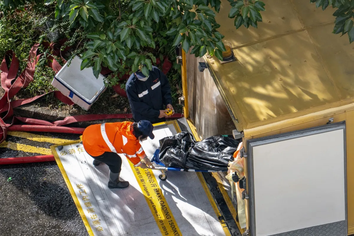 Loạt chung cư tại Hong Kong (Trung Quốc) trơ khung sau vụ cháy, xác nhận 94 người thiệt mạng - Ảnh 4.