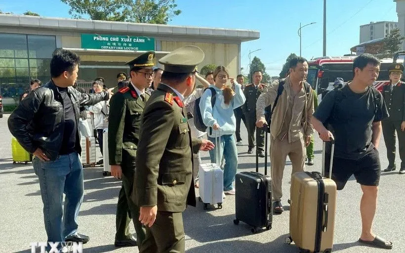 Phòng Quản lý xuất nhập cảnh (Công an tỉnh Quảng Ninh) phối hợp trao trả công dân Trung Quốc nhập cảnh trái phép vào Việt Nam tại khu vực Vạch phân quản Cửa khẩu Quốc tế Móng Cái (Việt Nam)-Đông Hưng (Trung Quốc).